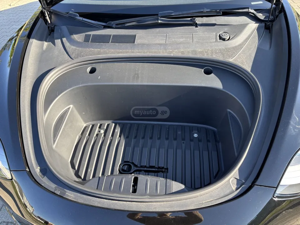 Tesla Model 3 2023 — миниатюра 4