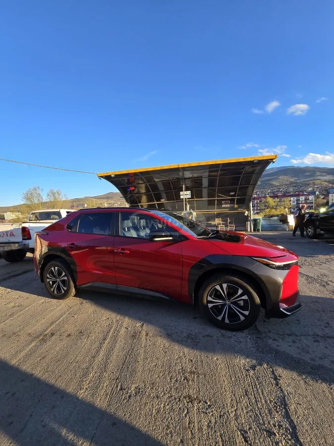 Toyota bZ4X XLE 4dr All-Wheel Drive Automa 2023 — миниатюра 4