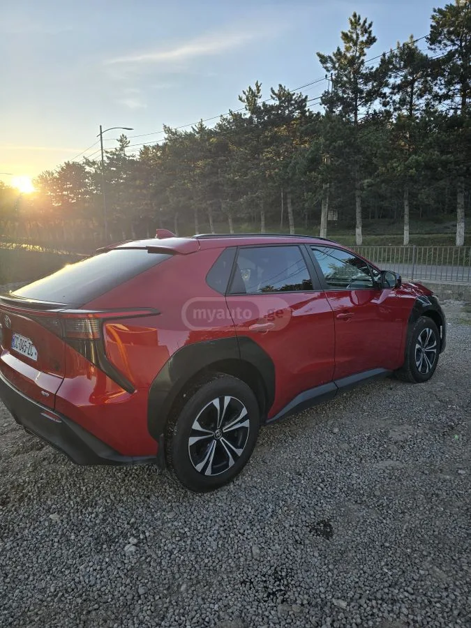 Toyota bZ4X XLE 4dr All-Wheel Drive Automa 2023 — миниатюра 5