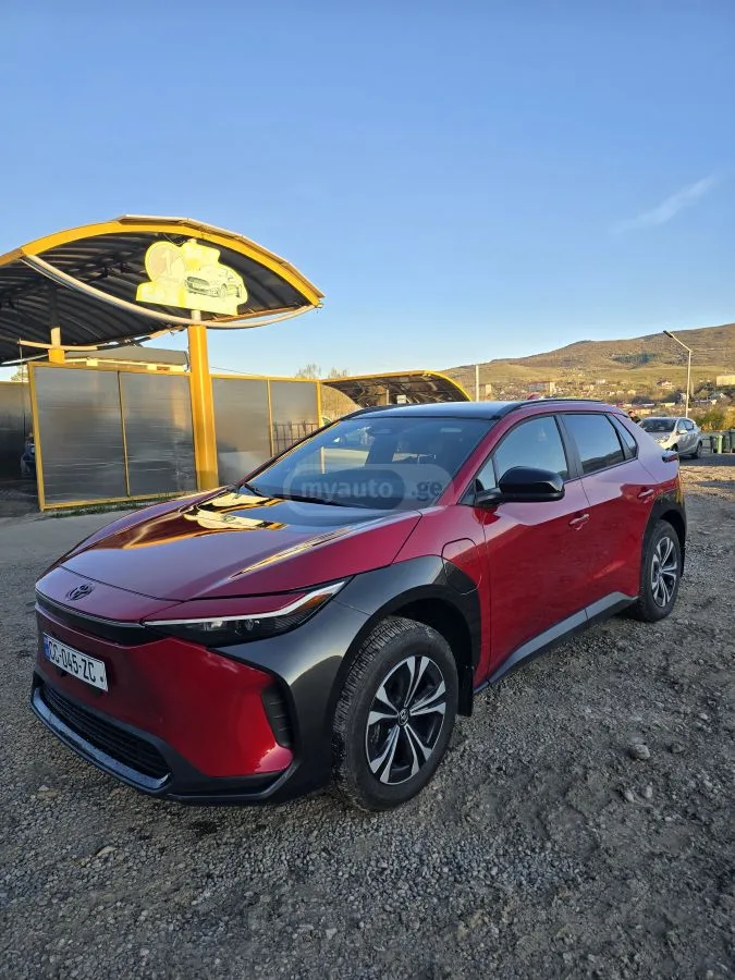 Toyota bZ4X XLE 4dr All-Wheel Drive Automa 2023 — фото 1, купить с доставкой в Москву