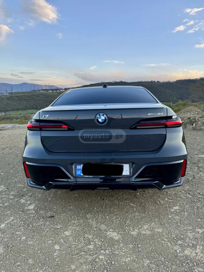 BMW I7 xDrive60 4dr All-Wheel Drive S 2023 — миниатюра 3