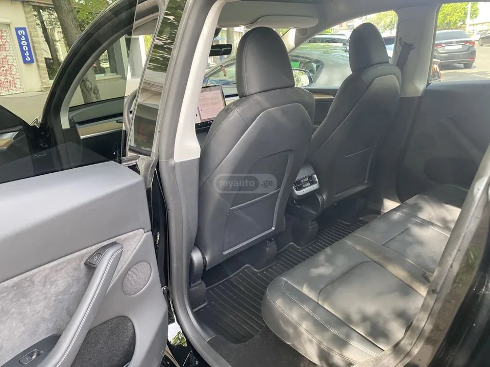 Tesla Model Y 2024 — миниатюра 4