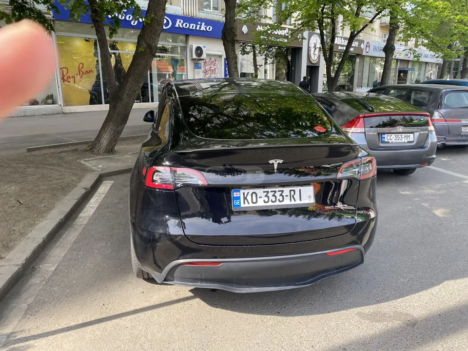 Tesla Model Y 2024 — миниатюра 5