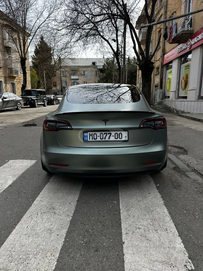 Tesla Model 3 2023 — миниатюра 4