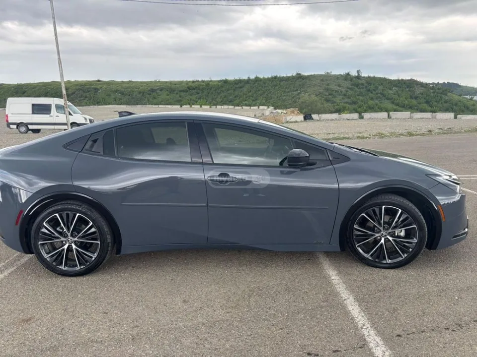Toyota Prius LE 5dr AWD-e Hatchback CVT 2023 — миниатюра 2