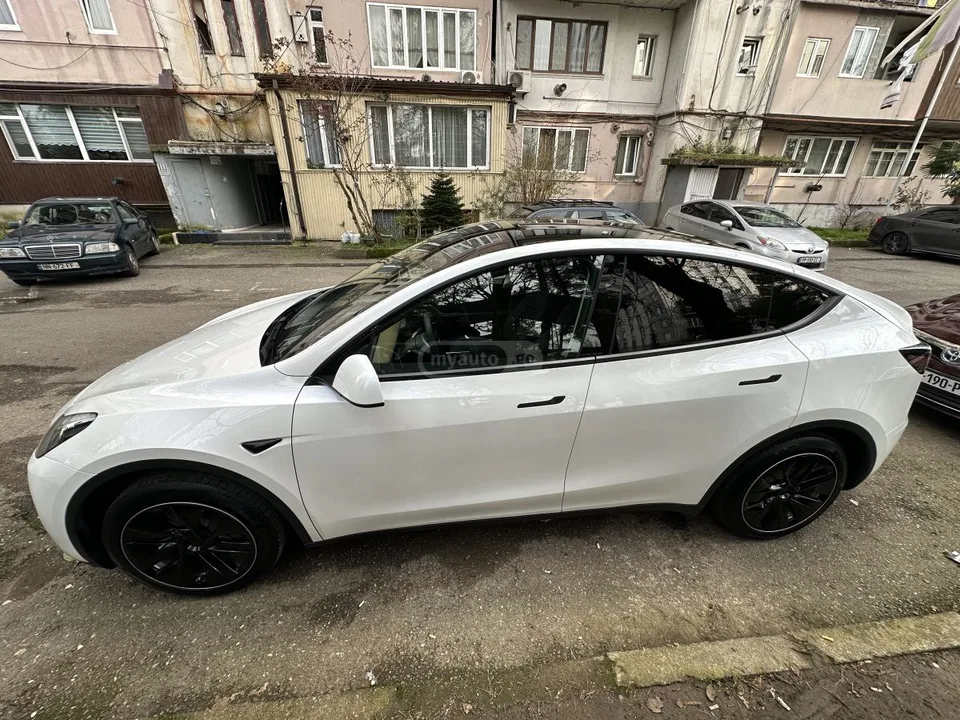 Tesla Model Y 2024 — миниатюра 4