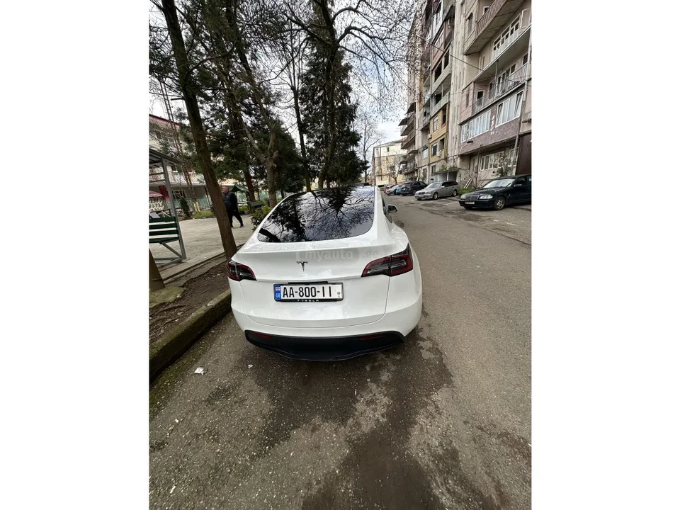 Tesla Model Y 2024 — миниатюра 5