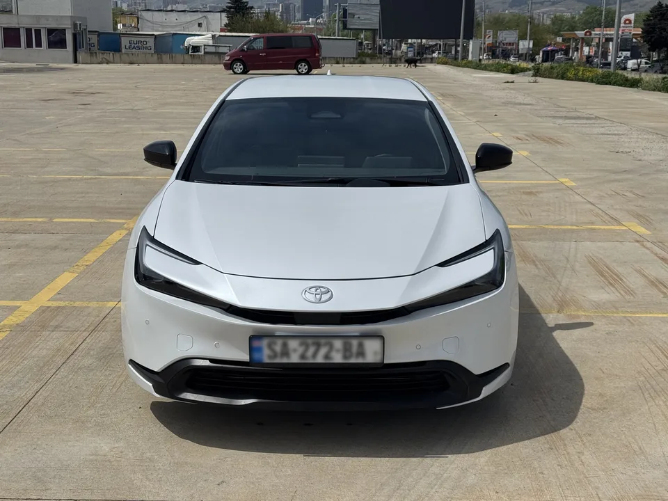 Toyota Prius XLE 5dr Front-Wheel Drive Hatc 2023 — фото 1, купить с доставкой в Москву