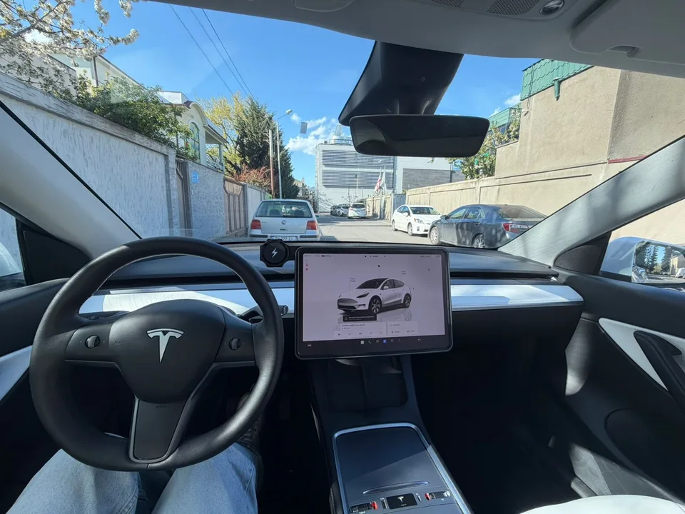 Tesla Model Y 2022 — миниатюра 3