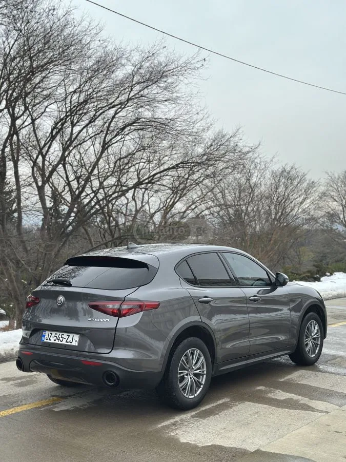 Alfa Romeo Stelvio 2023 — миниатюра 3