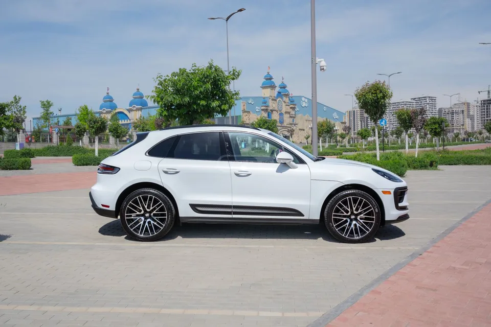 Porsche Macan 2022 — миниатюра 2