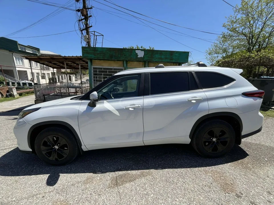 Toyota Highlander XLE 4dr All-Wheel Drive Automa 2023 — миниатюра 4