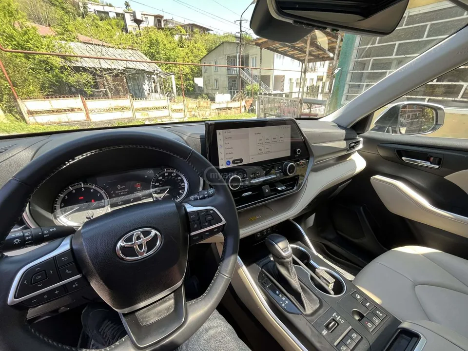 Toyota Highlander XLE 4dr All-Wheel Drive Automa 2023 — миниатюра 5