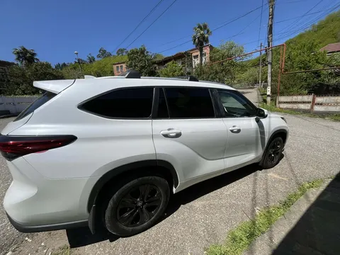 Toyota Highlander 2023 buy in Moscow