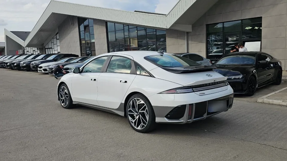 Hyundai Ioniq 6 Limited Rear Wheel Drive Autom 2023 — миниатюра 4