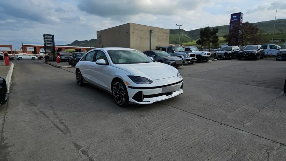 Hyundai Ioniq 6 Limited Rear Wheel Drive Autom 2023 — фото 1, купить с доставкой в Москву