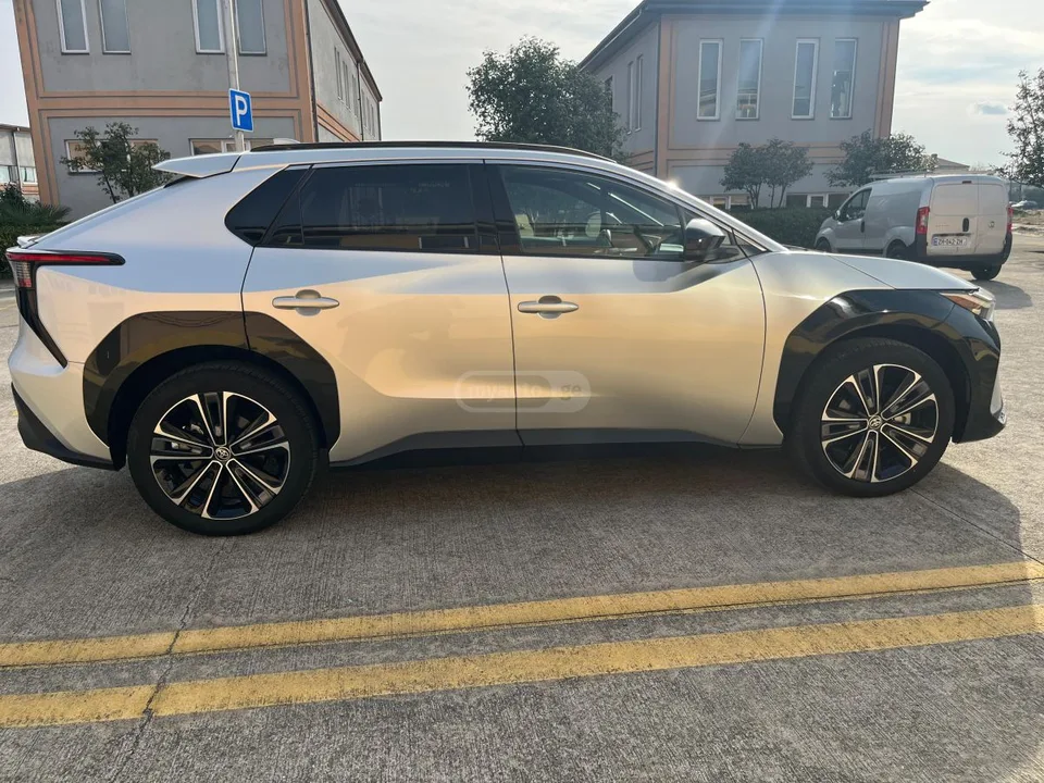 Toyota bZ4X 2023 — миниатюра 5