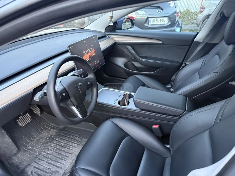 Tesla Model 3 2023 — миниатюра 3
