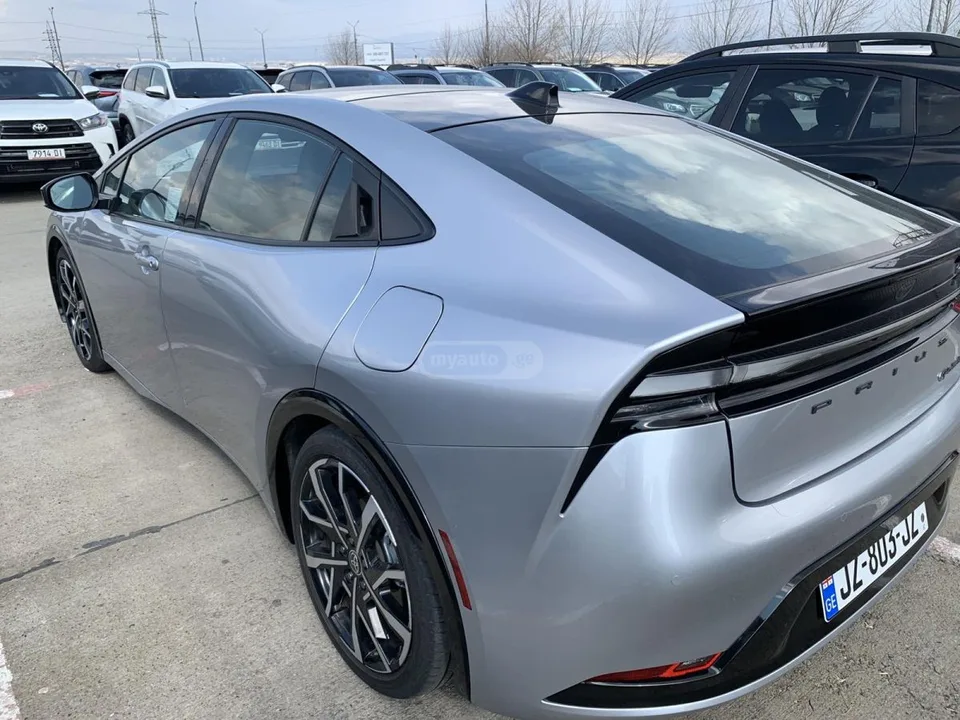 Toyota Prius Prime XSE Premium 4dr Hatchback CVT 2023 — миниатюра 4