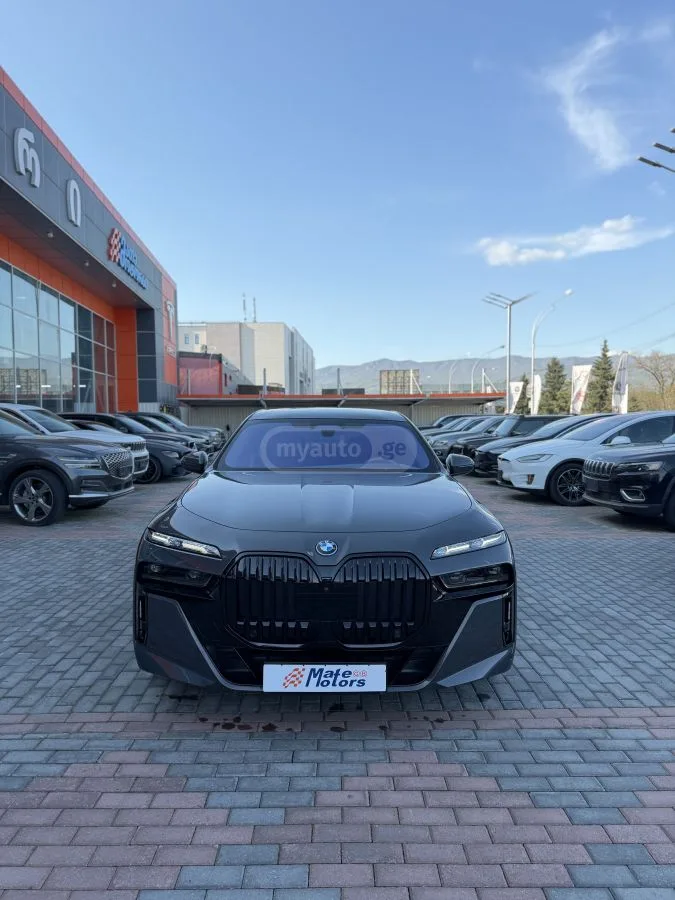 BMW I7 xDrive60 4dr All-Wheel Drive S 2023 — миниатюра 2