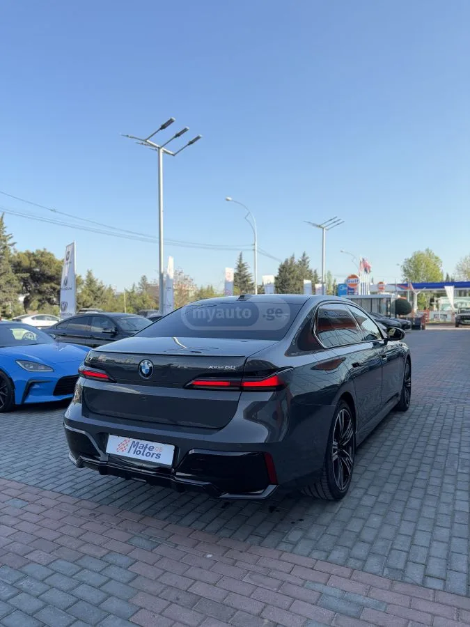 BMW I7 xDrive60 4dr All-Wheel Drive S 2023 — миниатюра 4