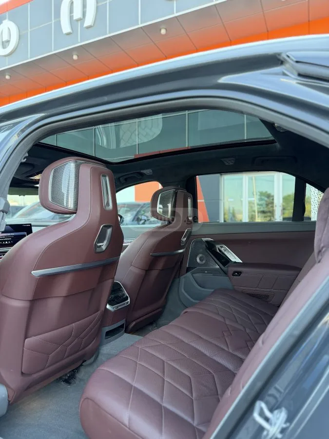 BMW I7 xDrive60 4dr All-Wheel Drive S 2023 — миниатюра 5