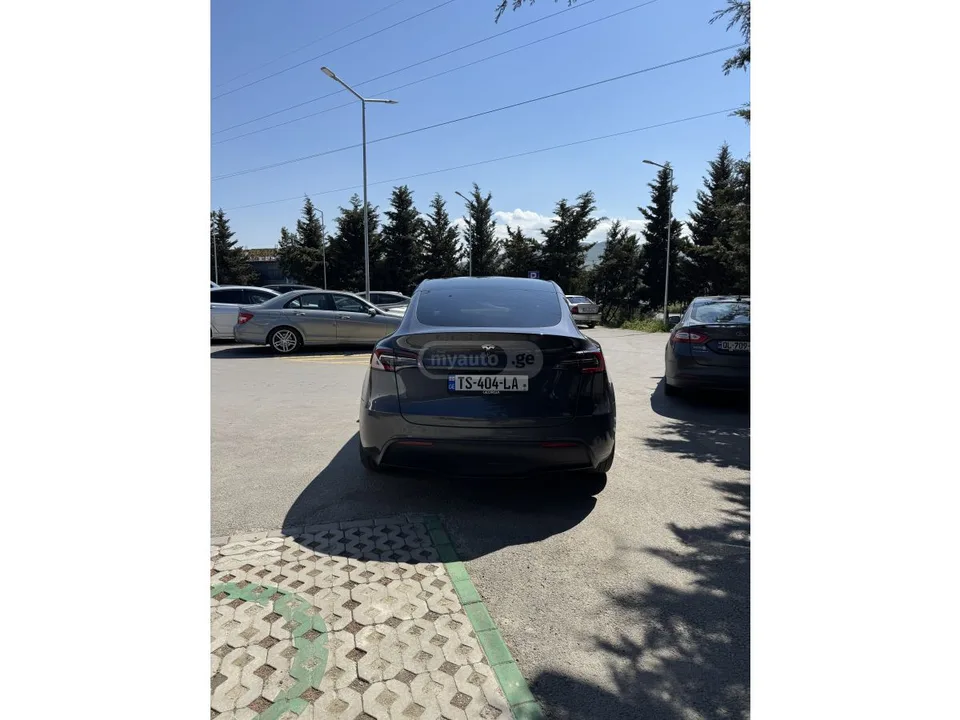 Tesla Model Y 2023 — миниатюра 3