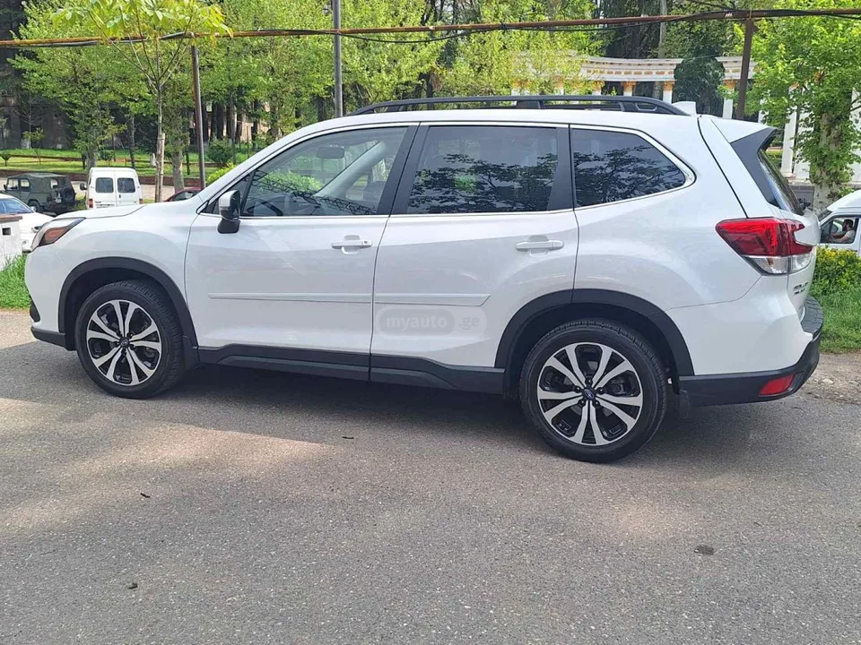Subaru Forester Limited 4dr All-Wheel Drive CV 2023 — миниатюра 5