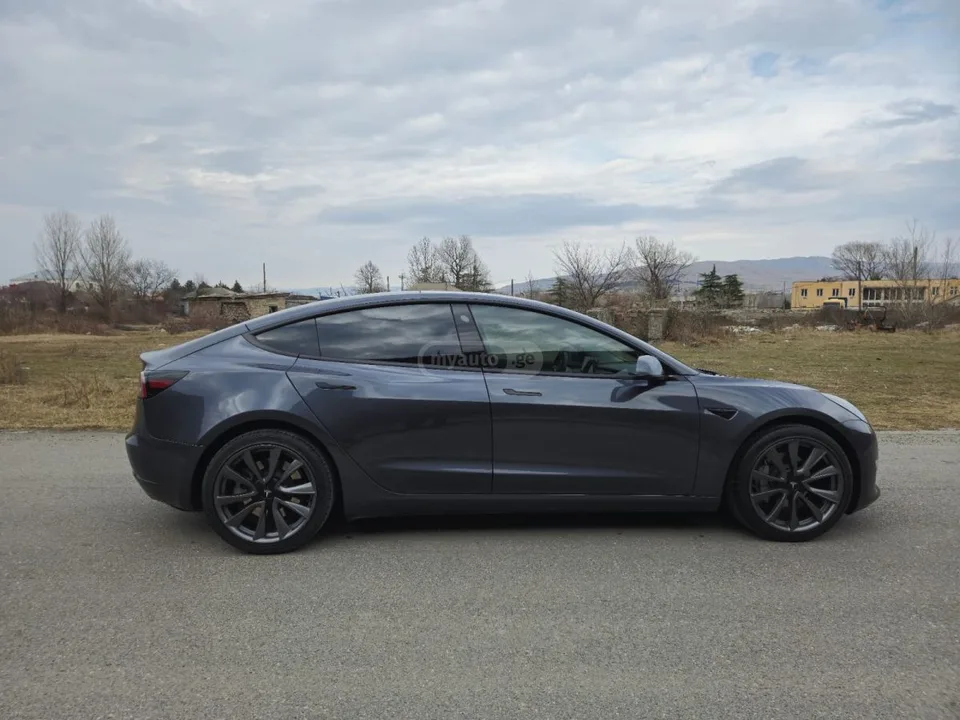 Tesla Model 3 2022 — миниатюра 4