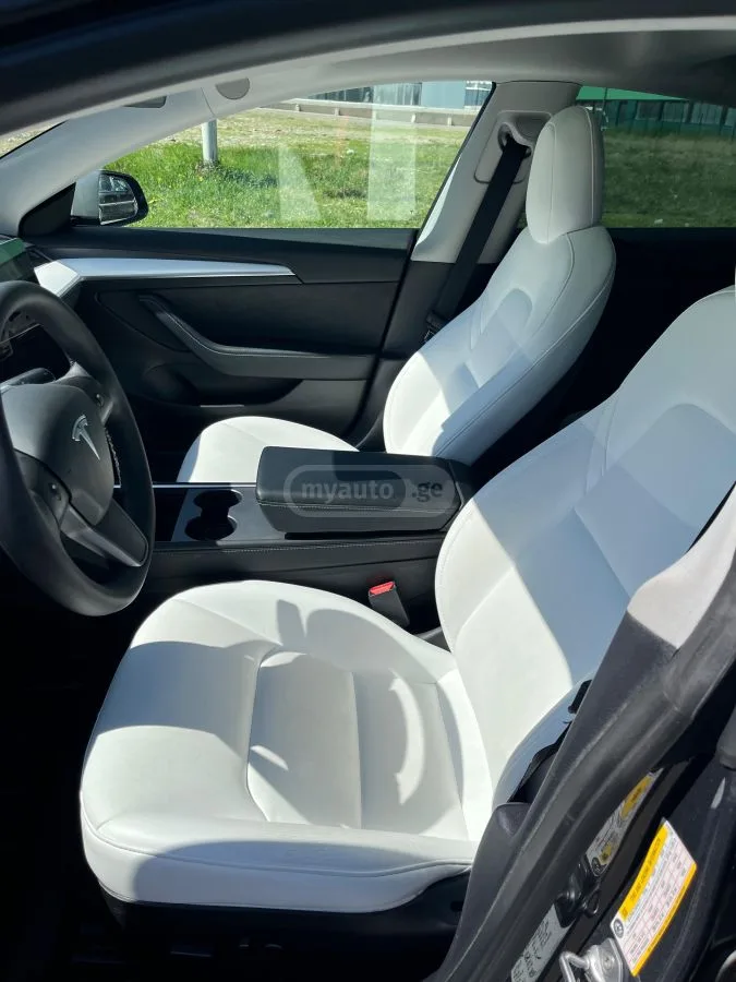 Tesla Model 3 2022 — миниатюра 3
