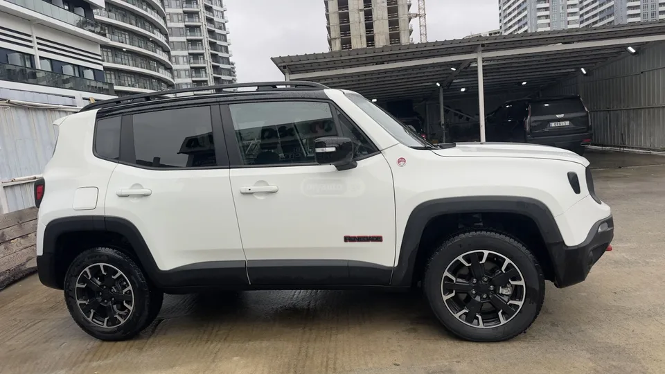 Jeep Renegade Trailhawk 4dr 4x4 Automatic 2023 — миниатюра 3