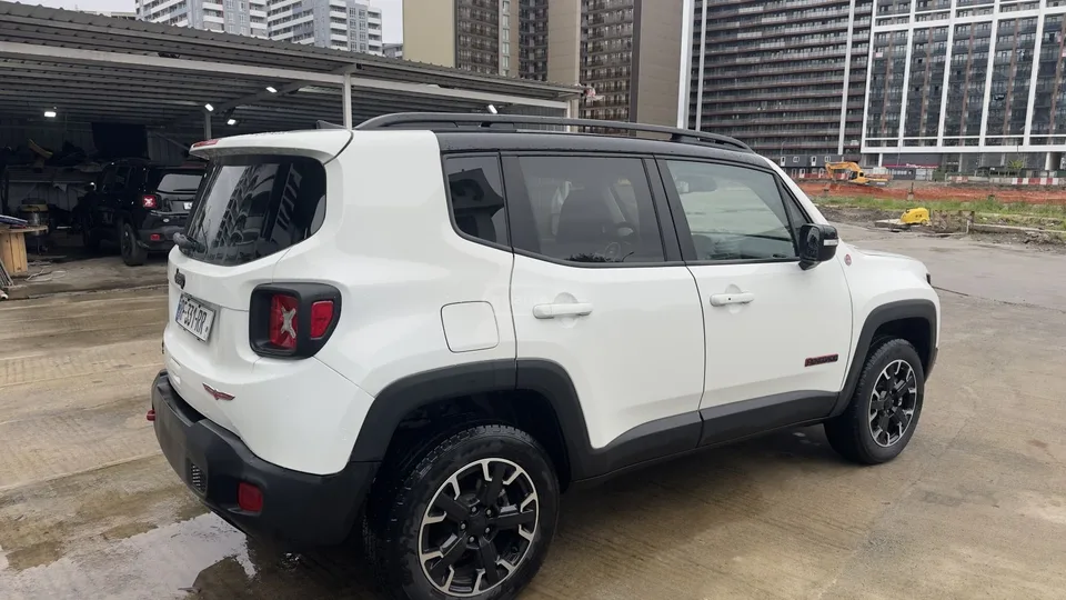 Jeep Renegade Trailhawk 4dr 4x4 Automatic 2023 — миниатюра 5