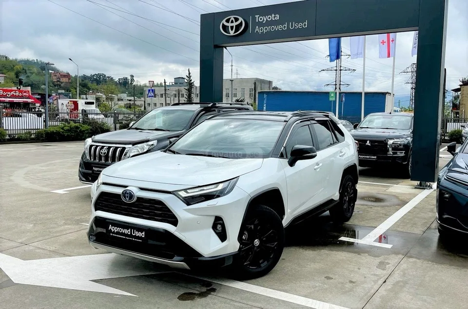 Toyota RAV4 2025 — фото 1, купить с доставкой в Москву