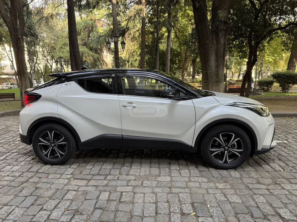 Toyota C-HR 4x4 2023 — фото 1, купить с доставкой в Москву