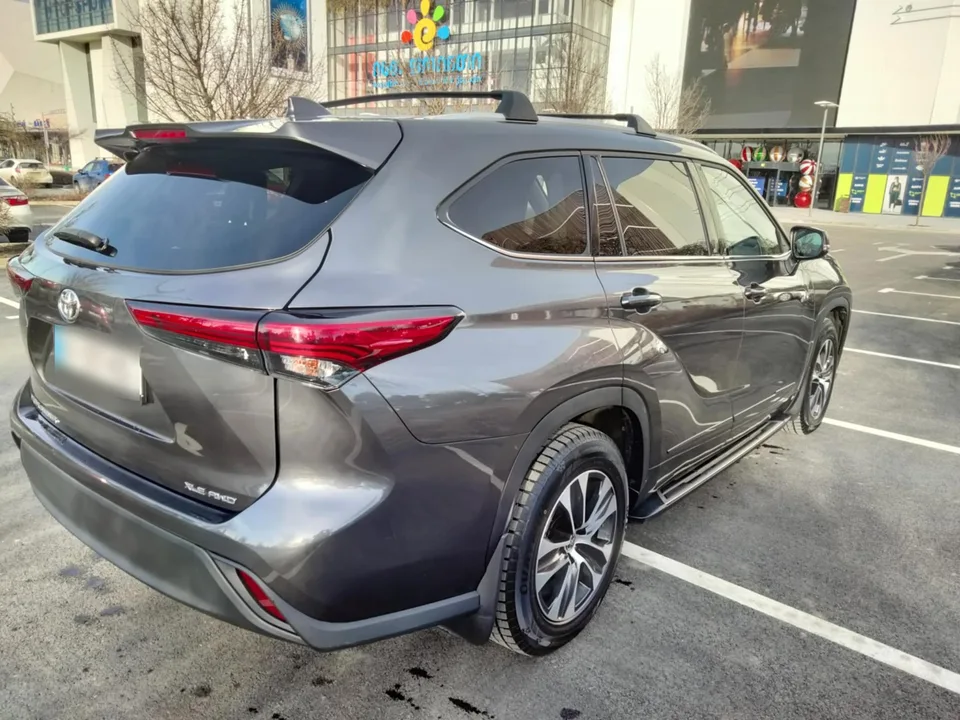 Toyota Highlander XLE 4dr All-Wheel Drive Automa 2022 — миниатюра 4