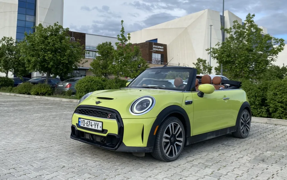 MINI Cooper S Cabrio 2022 — фото 1, купить с доставкой в Москву