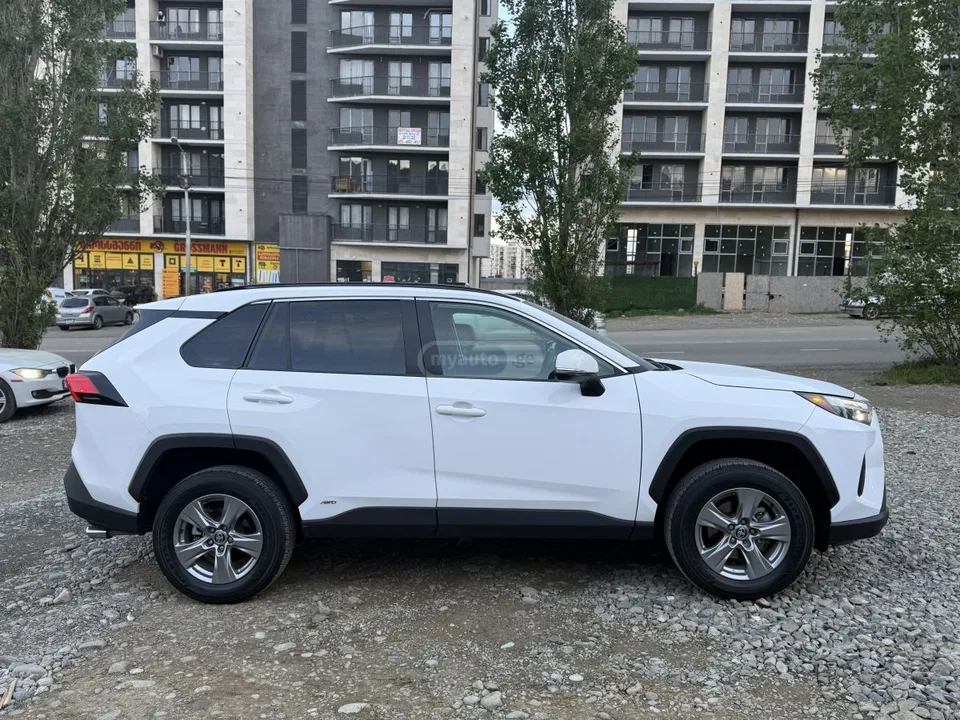 Toyota RAV4 XLE 4dr All Wheel Drive CVT 2024 — миниатюра 5