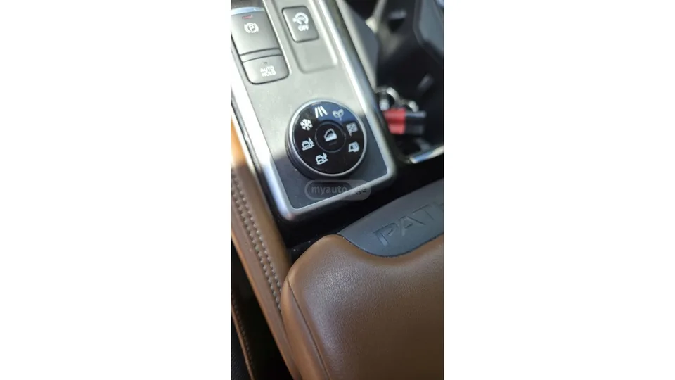 Nissan Pathfinder Platinum 4dr 4x4 Automatic 2022 — миниатюра 4