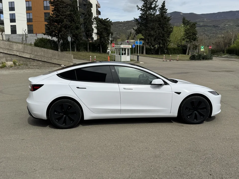 Tesla Model 3 2025 — миниатюра 2
