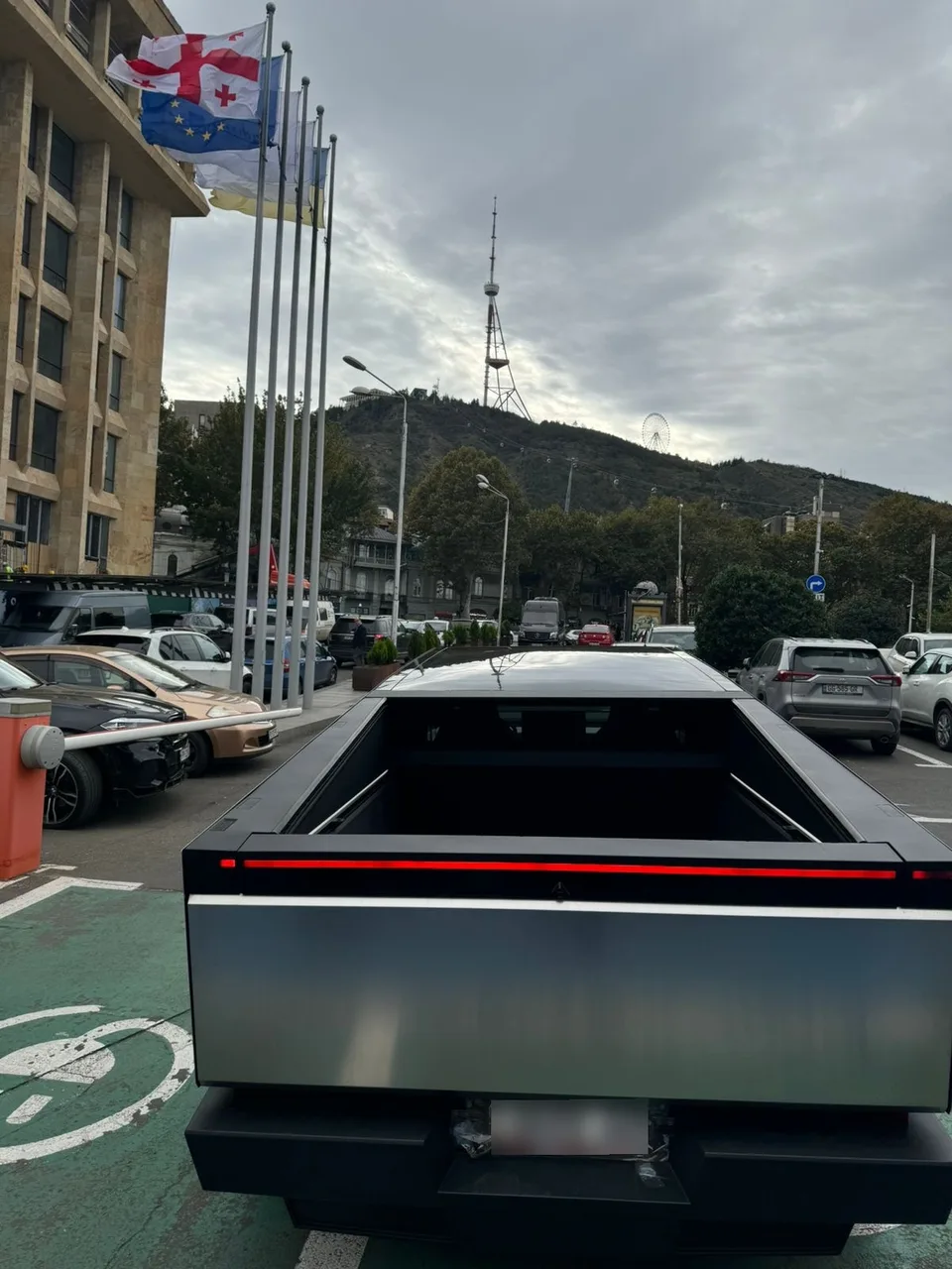 Tesla Cybertruck 2024 — миниатюра 2