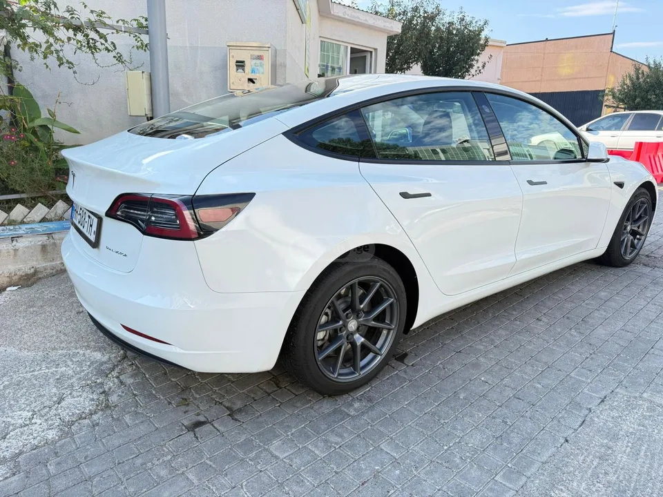 Tesla Model 3 2022 — миниатюра 4