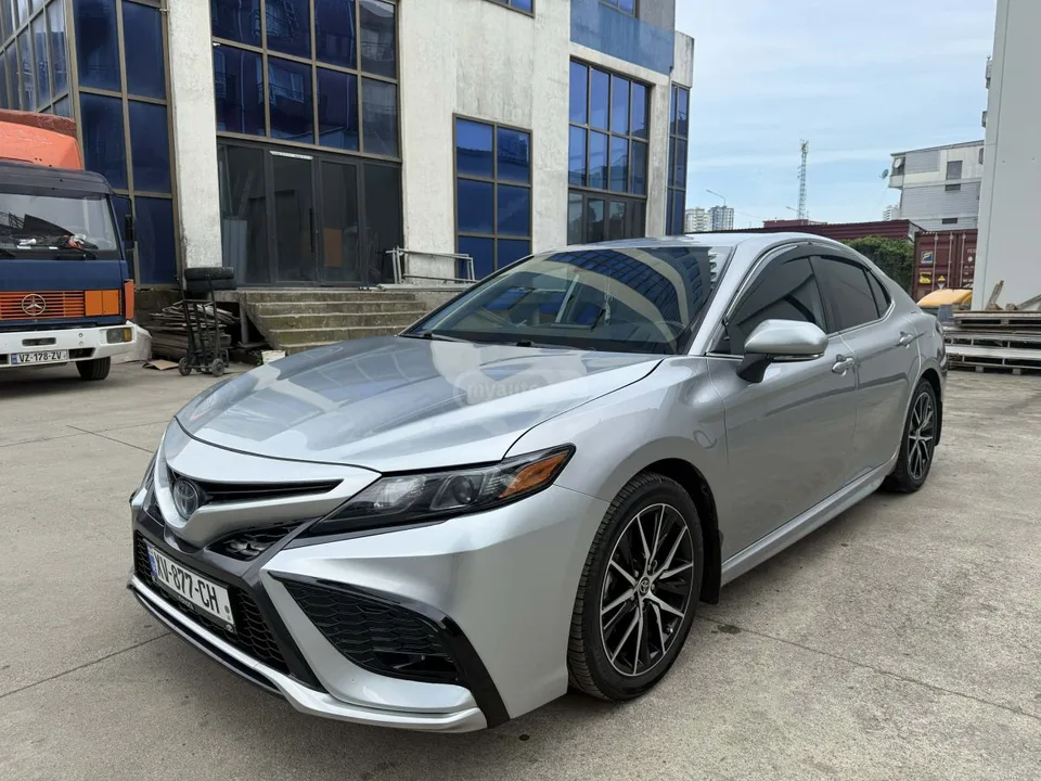 Toyota Camry SE 2022 — фото 1, купить с доставкой в Москву