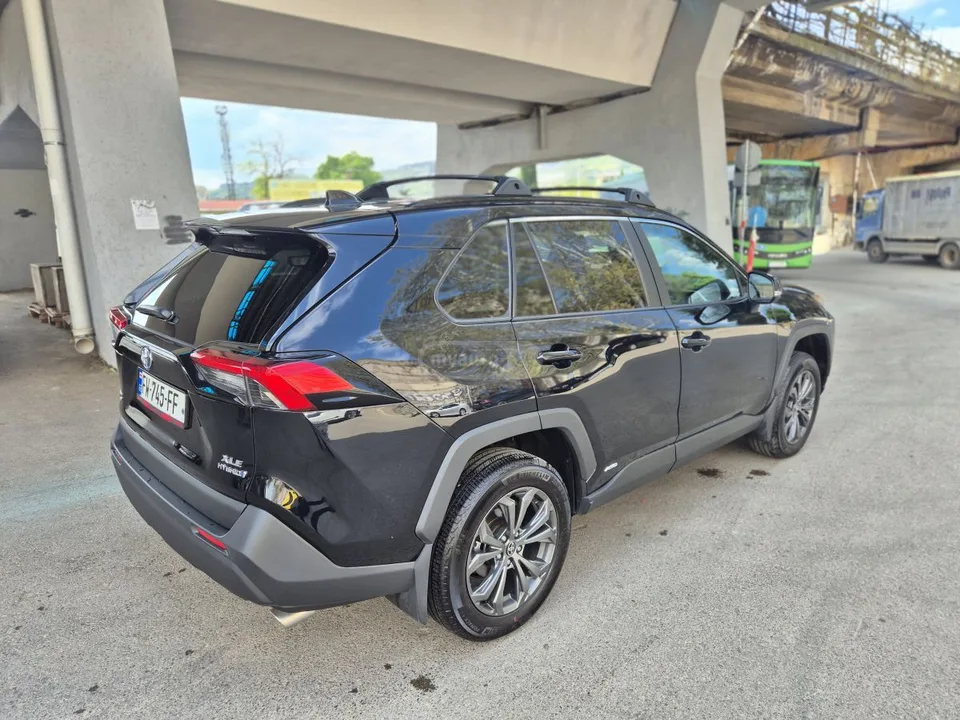 Toyota RAV4 XLE Premium 4dr All-Wheel Driv 2023 — миниатюра 2