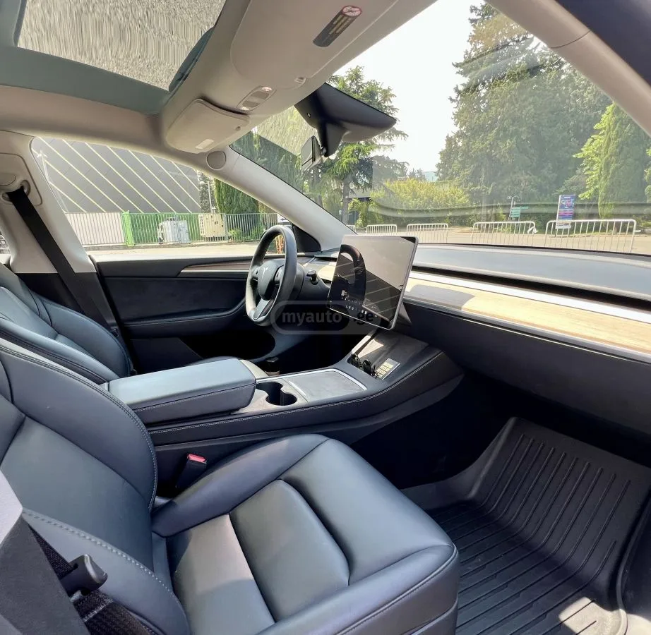 Tesla Model Y Long Range 2023 — миниатюра 2