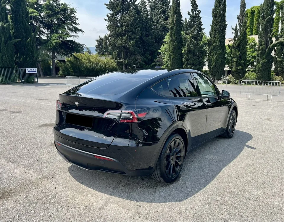 Tesla Model Y Long Range 2023 — миниатюра 4
