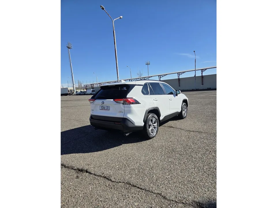 Toyota RAV4 2022 — миниатюра 2