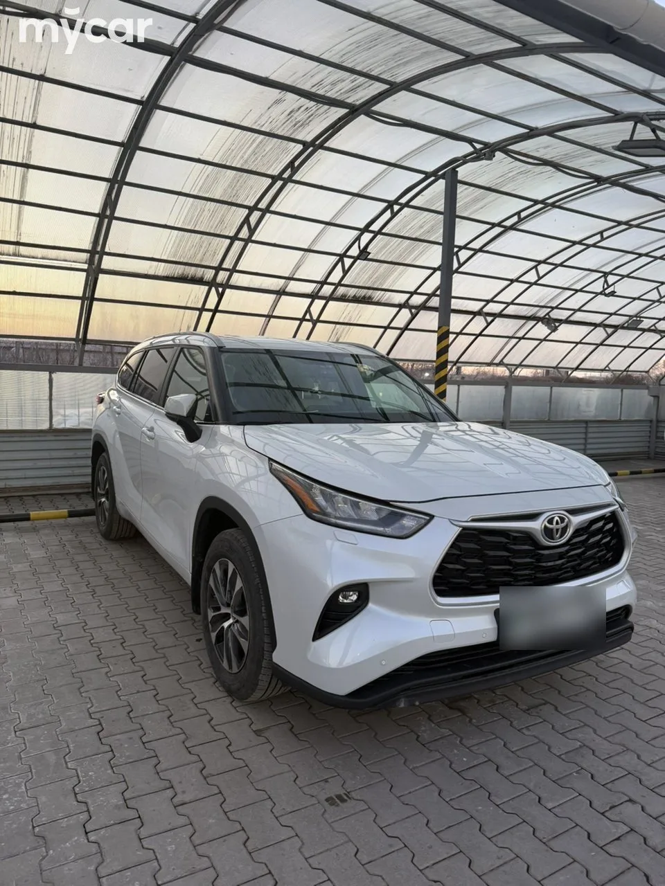 Toyota Highlander 2022 — фото 1, купить с доставкой в Москву