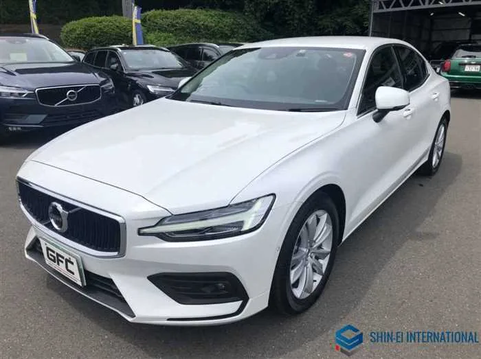 Volvo S60 B4 Momentum 2022 — фото 1, купить с доставкой в Москву
