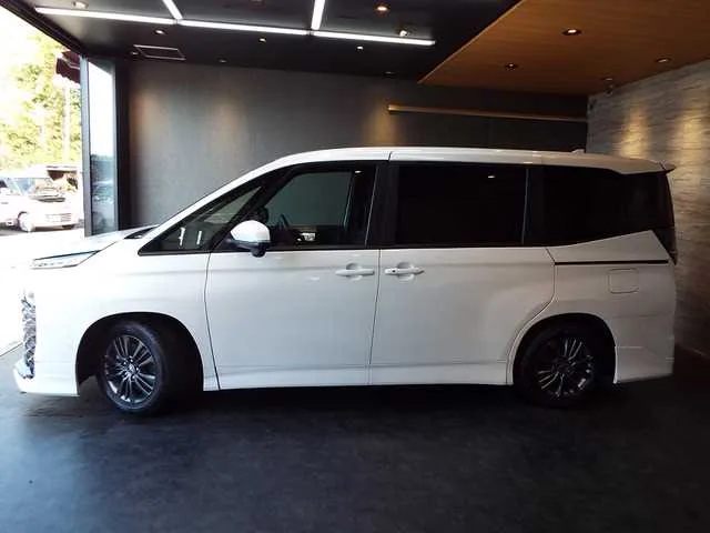 Toyota Voxy 2023 — миниатюра 2