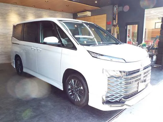 Toyota Voxy 2023 — миниатюра 3